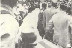 Crowd surrounding coffin of Una Cole