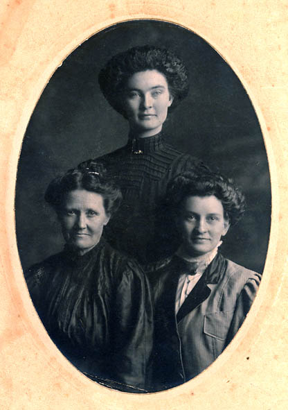 Elizabeth Gilley Smoot and two daughters